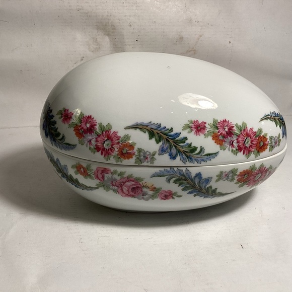 Vintage porcelain egg made in Paris, France. - Picture 3 of 8